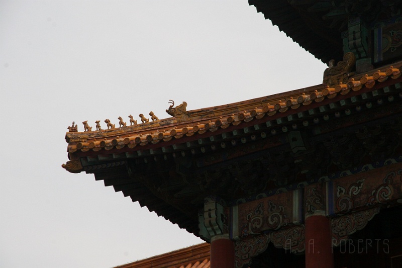fc3.jpg - A good many traditional Chineese buildings have these guys guarding the corners.